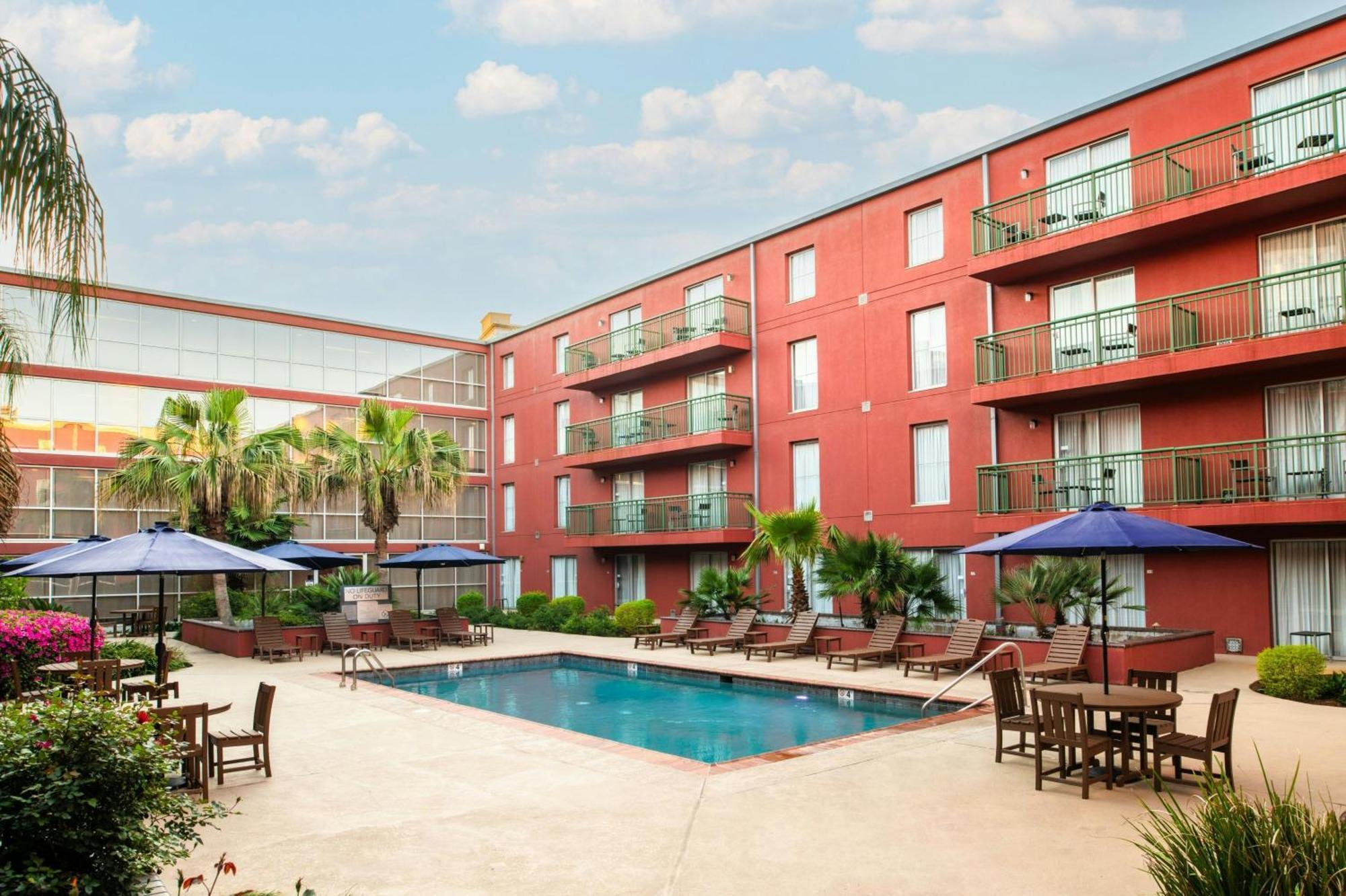 Courtyard By Marriott New Orleans Warehouse Arts District Hotel Exterior photo