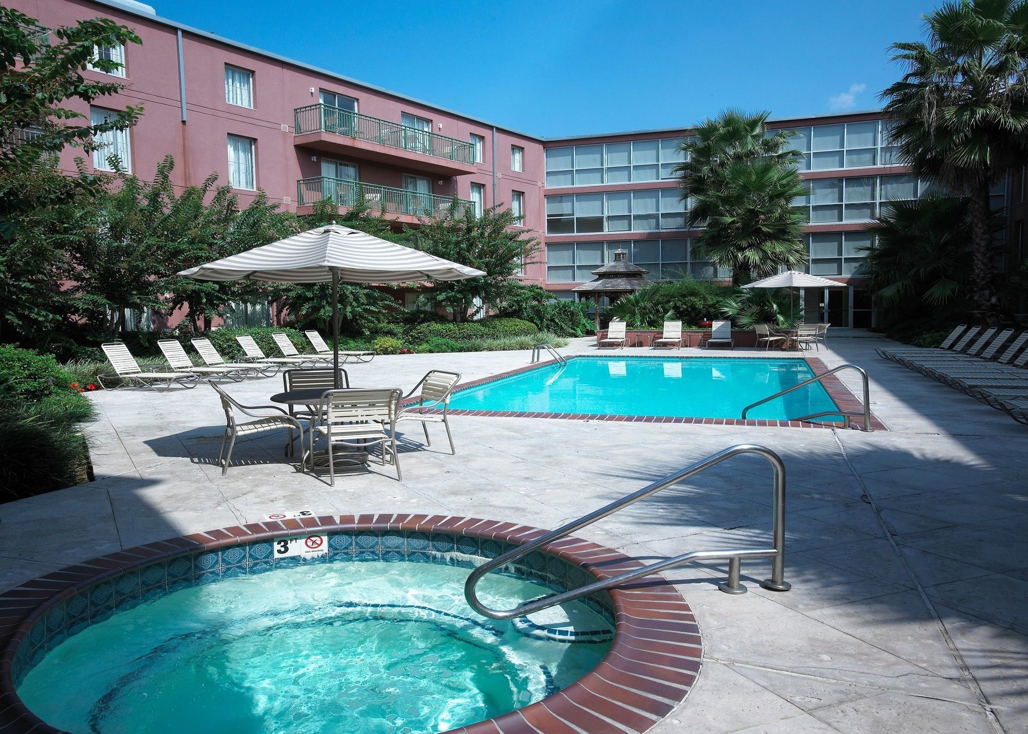 Courtyard By Marriott New Orleans Warehouse Arts District Hotel Exterior photo